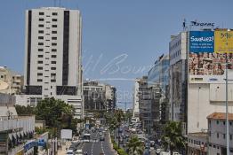 Image du Maroc Professionnelle de  Le prolongement de l'avenue Hassan II vers le sud rejoint le Boulevard Abdelmoumen qui presque comme tous les quartiers de Casablanca subit une transformation radicale. De part et d’autre du Boulevard Zerktouni, le nouveau quartier d’affaires de Casablanca, où les sièges d'une grande partie des plus importants groupes financiers du pays, banques, assurances, groupes de crédit ont élus domicile loin des encombrements quotidiens du centre-ville, Lundi 6 Juillet 2009. (Photo / Abdeljalil Bounhar) 